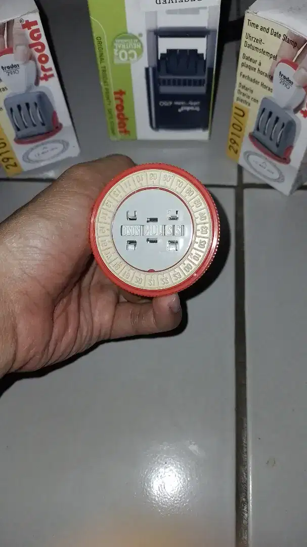 Stempel trodat waktu dan tanggal