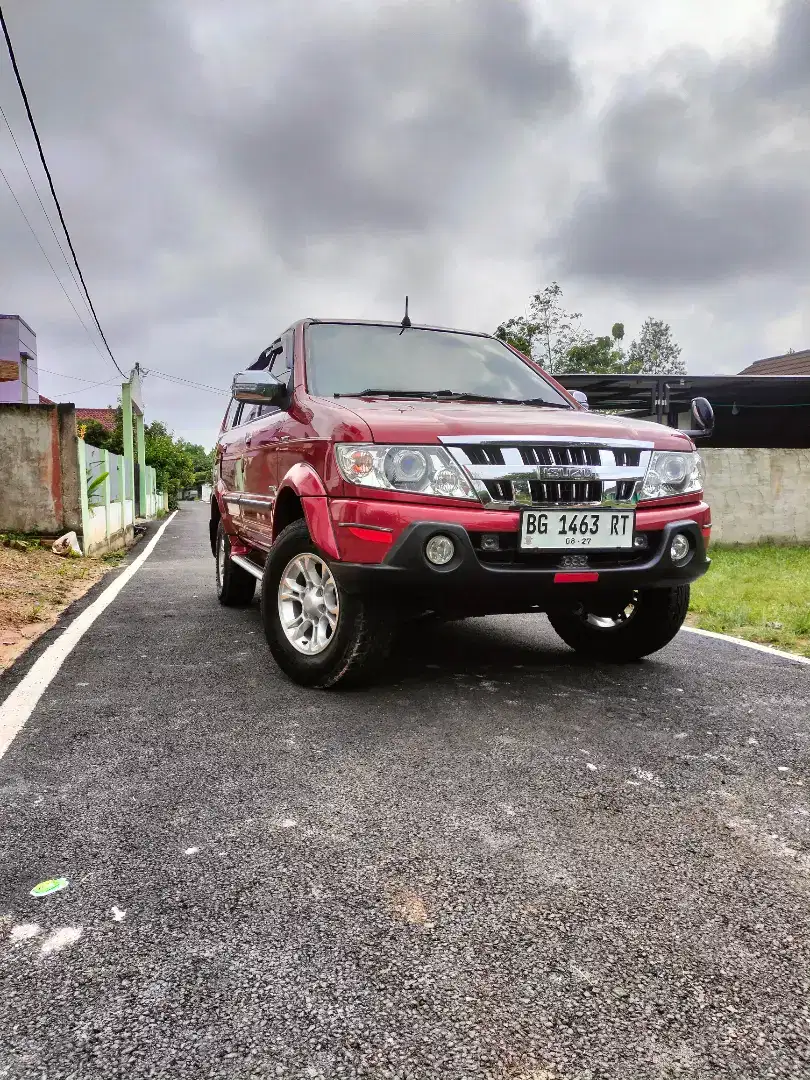 ISUZU PANTHER GRAND TOURING 2012