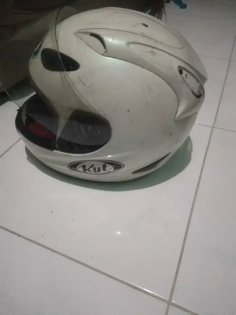 Jual helm merk kyt  warna putih