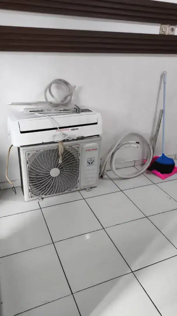 AC bekas 1,5PK. Polytron pemakaian 7 bulan