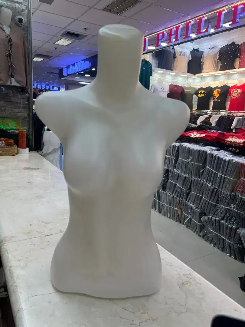 Patung manakin wanita setengah badan