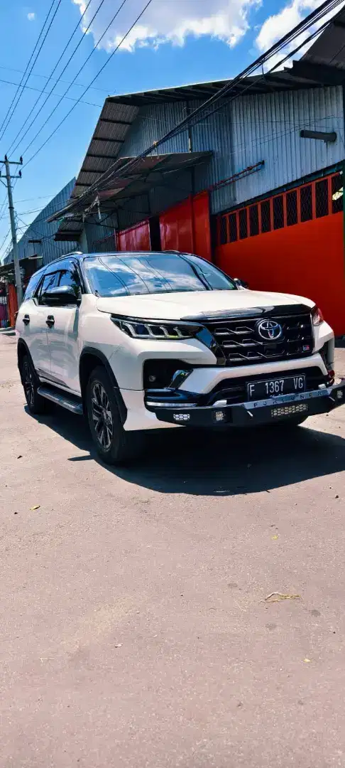 Toyota Fortuner 2.4 VRZ 4*2 A/T Putih