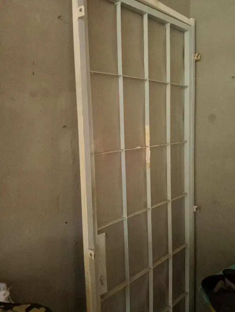 Frame pintu pelapis besi kokoh