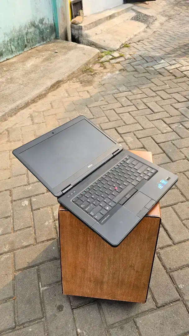 Dell Latitude E5270 Core i5 RAM 8GB Suport Editing/Buat Harian Kerja