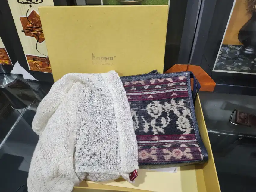 Tas tangan kain songket dan kulit merk kupu
