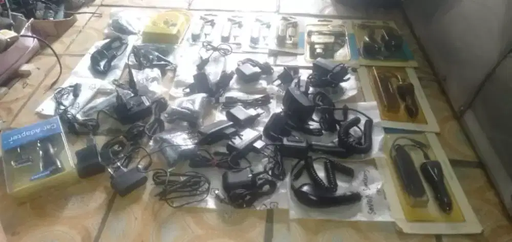 Se paket carger & hf hp lawas brg baru hrg murah se lg ada cpt murah