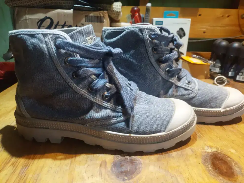 Sepatu mirip palladium buat cewe