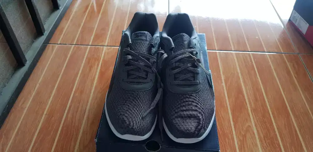 Sepatu reebok baru ori harga miring