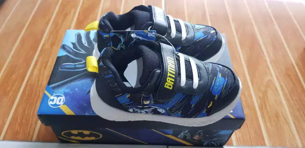 Sepatu anak gambar superhero batman