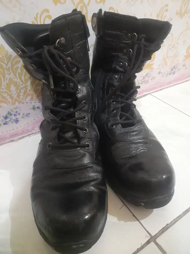 Sepatu safety rub track