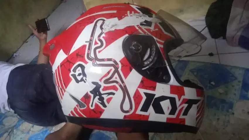 Helm KYT Size M,lecet pemakaian