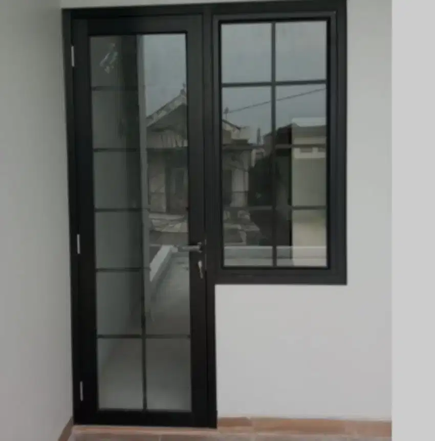 Pintu kaca aluminium ornamen