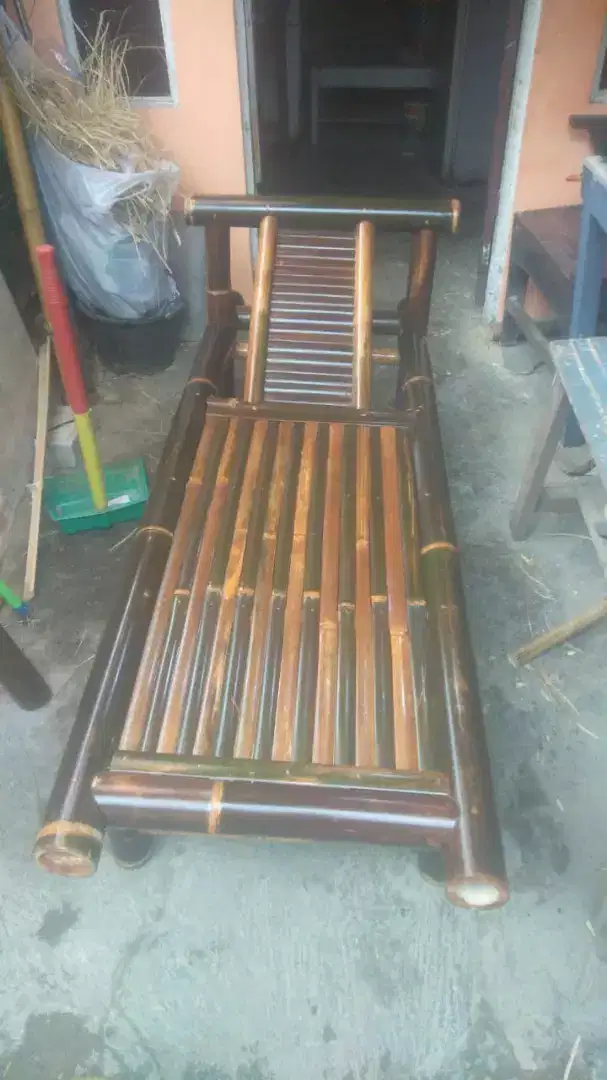 KURSI SANTAI DARI BAHAN BAMBU