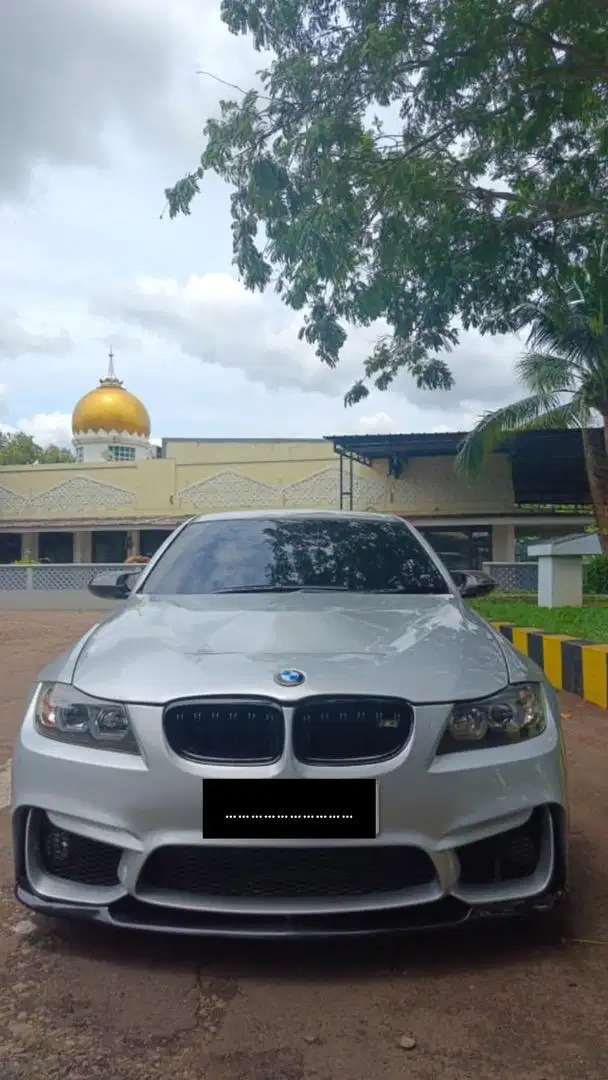 Dijual cepat BMW 320i E90 tahun 2006.