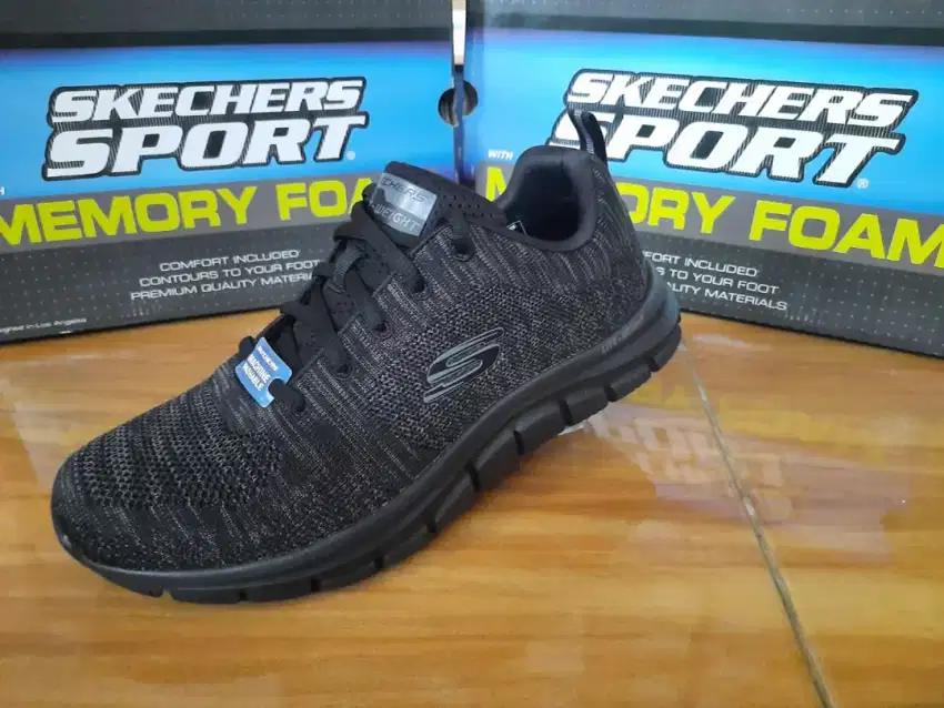 Sepatu sport skechers pria BNIB asli