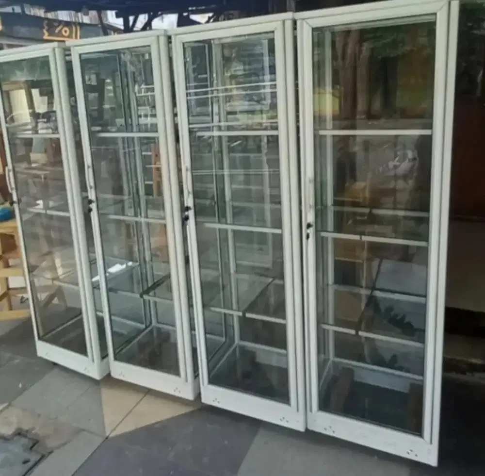 Lemari kaca alumunium warna silver, lemari pajangan,lemari kaca