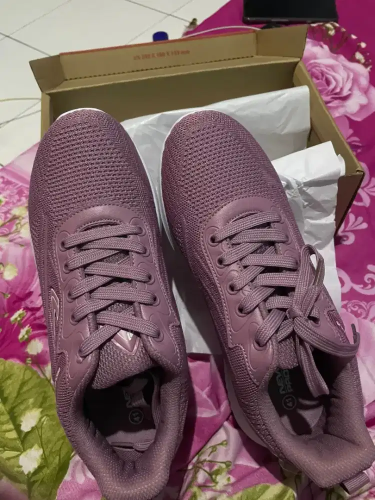 Sepatu new era lilac pink baru belum pakai masih dilemari
