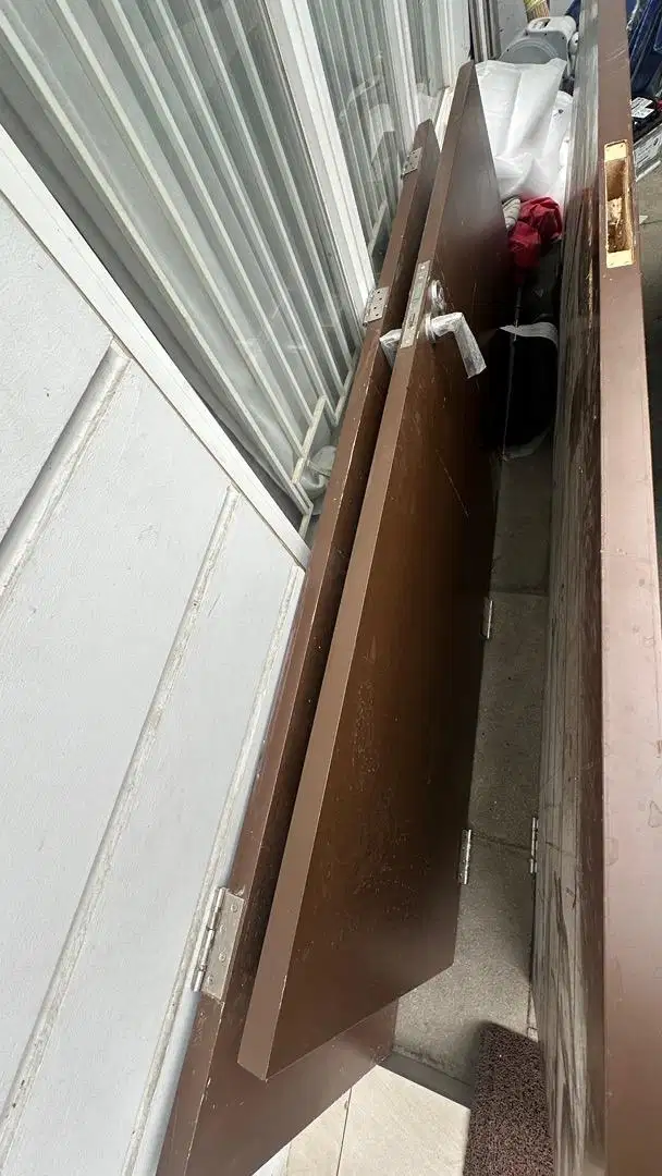 3 Daun pintu dan 1daun jendela (1 pintu terdapat handle)