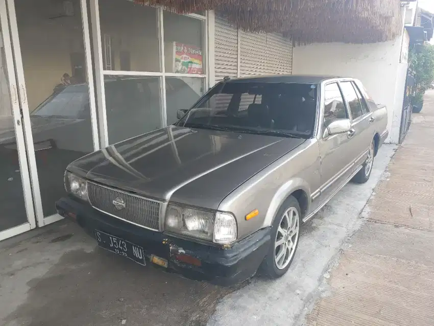 Dijual mobil sedanl Nissan Cedric (solar)