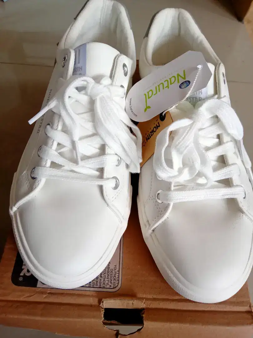 Sepatu merk North Star putih