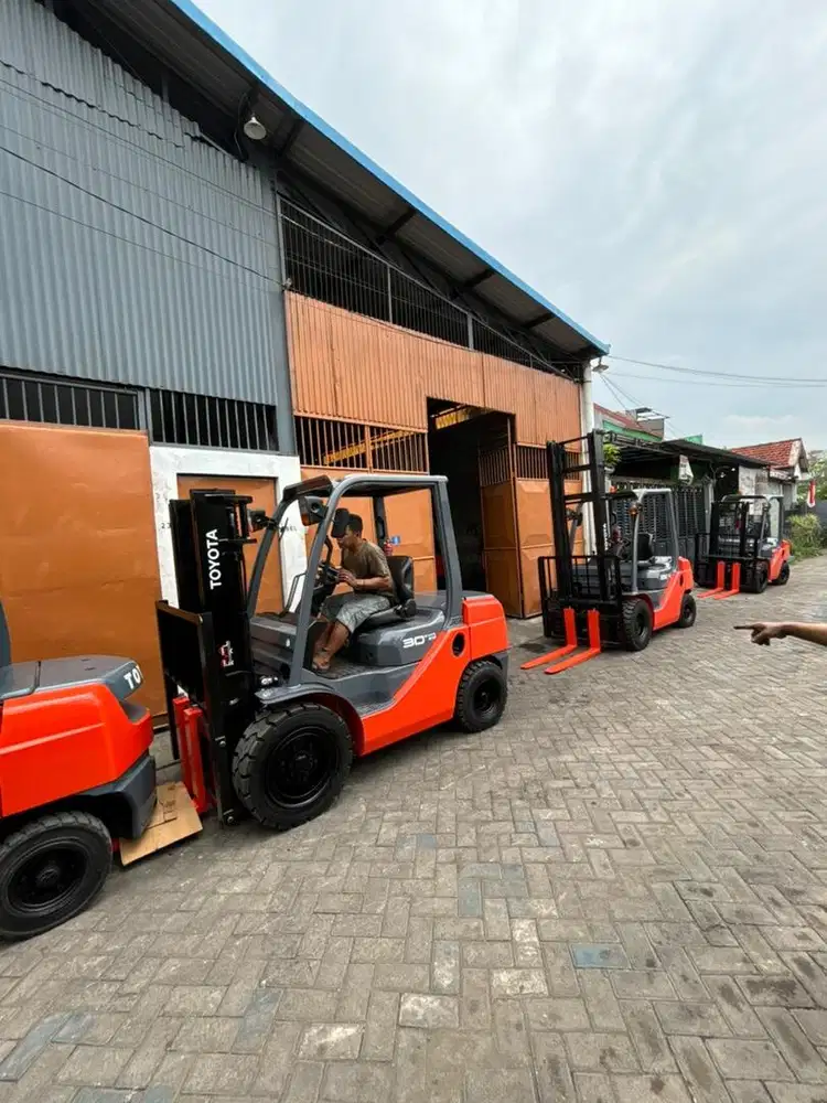FORKLIFT BEKAS  TOYOTA SERI 8FD JEPANG