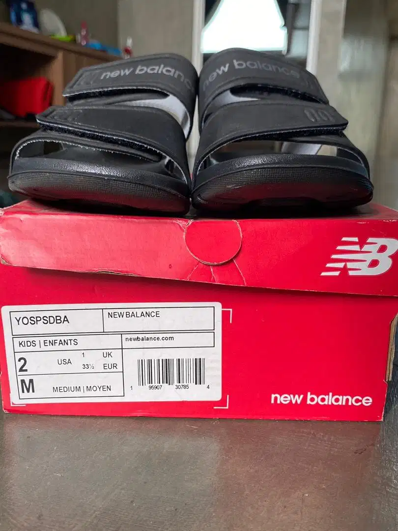 Sepatu Sendal New balance