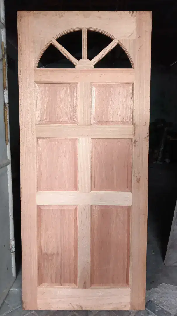 Pintu panel kayu meranti