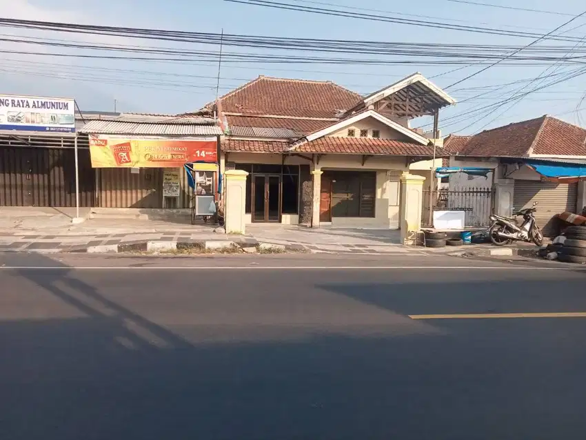 Dijual Rumah Strategis 2 Lantai di Pinggir Jalan Utama, Akses Mudah.