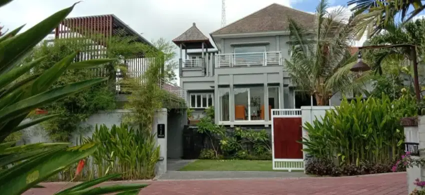 Dijual villa cantik tenang di lingkungan villa daerah ungasan hrg 6,5M