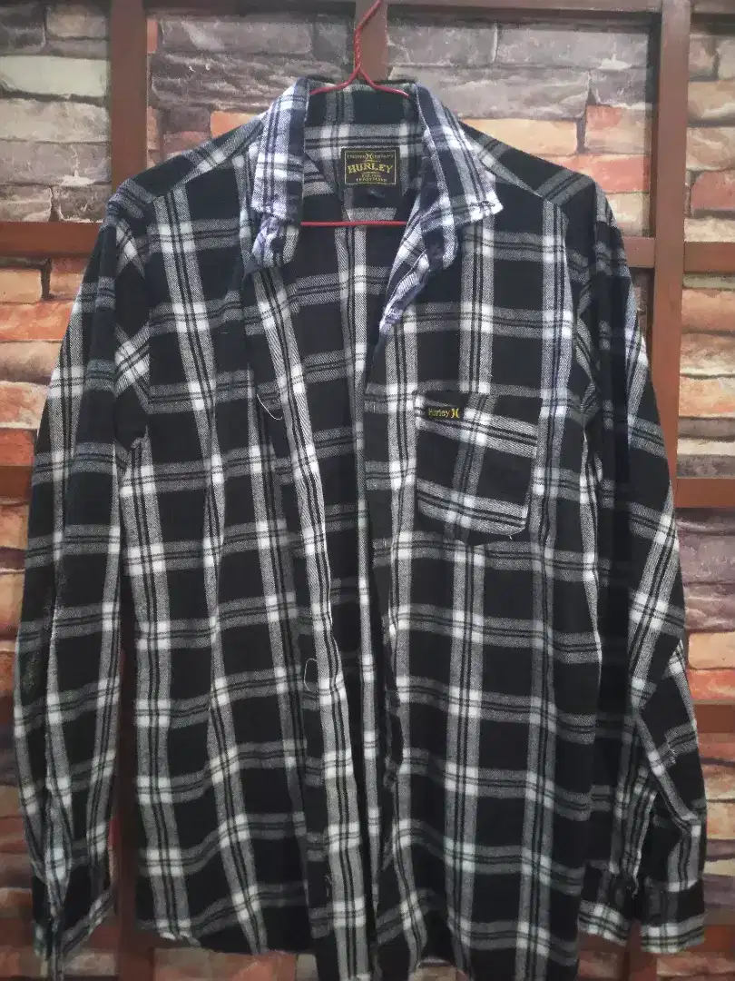 Kemeja flanel merk Hurley ukuran M