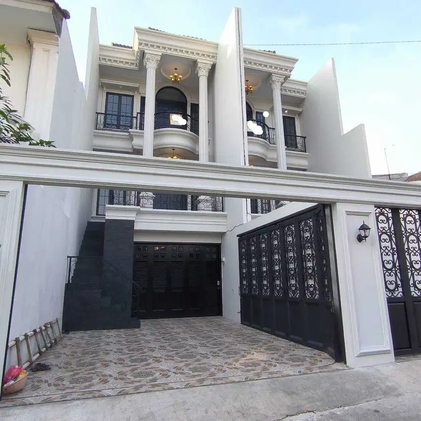 Dijual Rumah Mewah Classic 3 lt Startegis pinggir kota di Jati padang