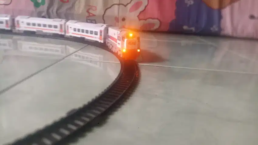 Kereta Api Miniatur Bermesin