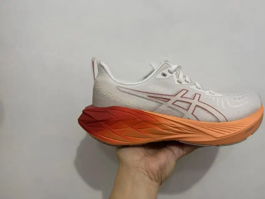 Sepatu lari / running Asics Novablast 4