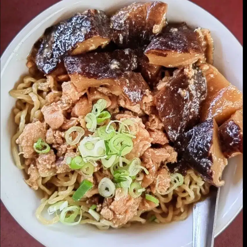 Pelayan(waiters) wanita bakmie ayam (tinggal dalam)