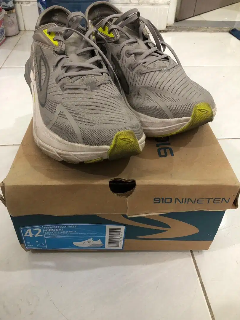 Running shoes 910 Hiroshi