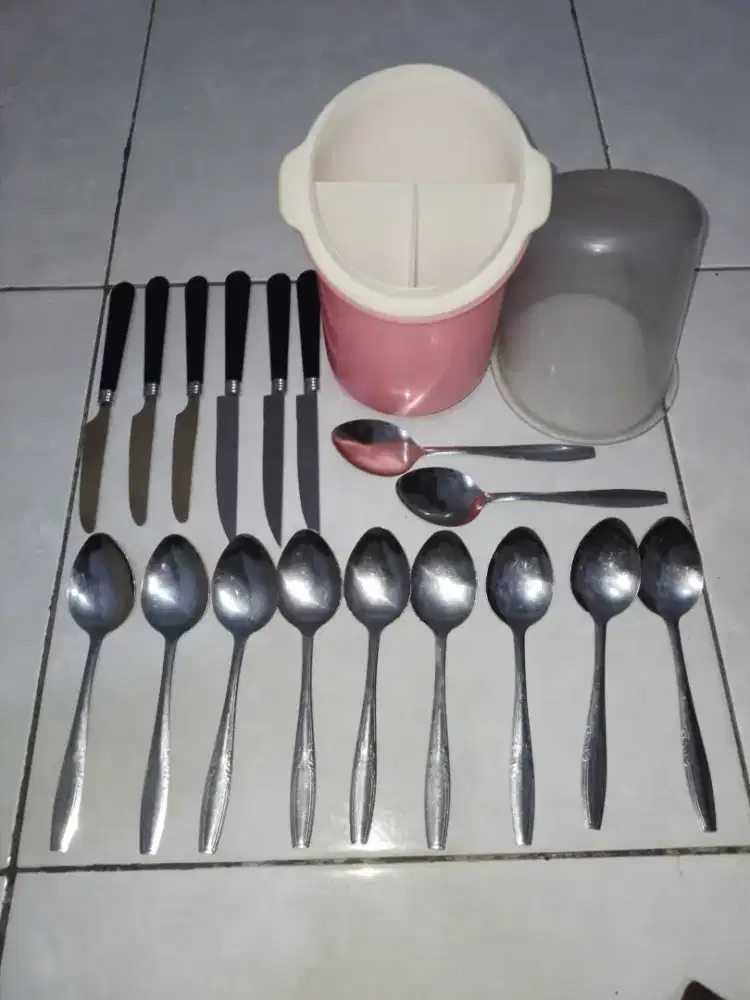 Tempat sendok lionstar sendok 19pcs+pisau gerigi 6pcs,kondisi ok, nego