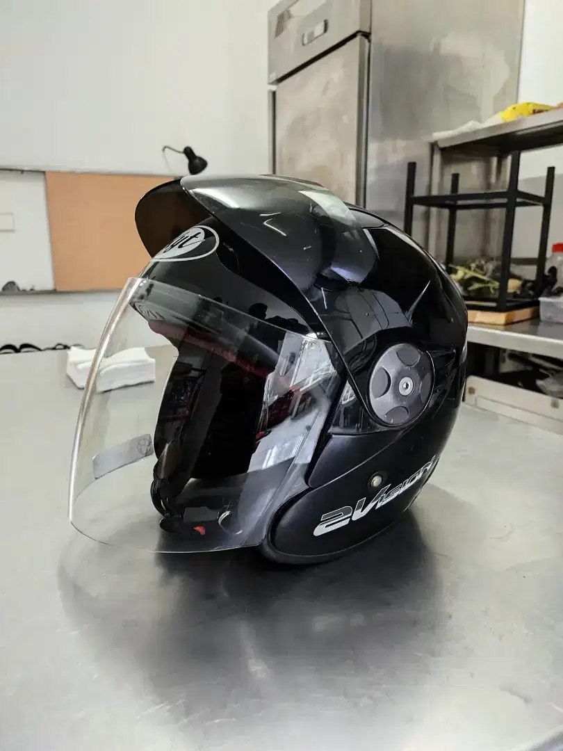 Helm KYT 2V bekas