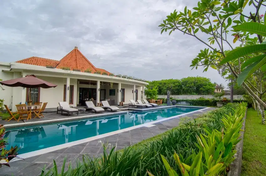 Villa mewah dan luas di pinggir pantai Montong, Senggigi