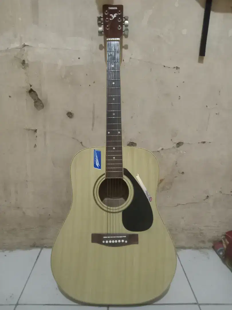 Gitar akustik Yamaha FG-225