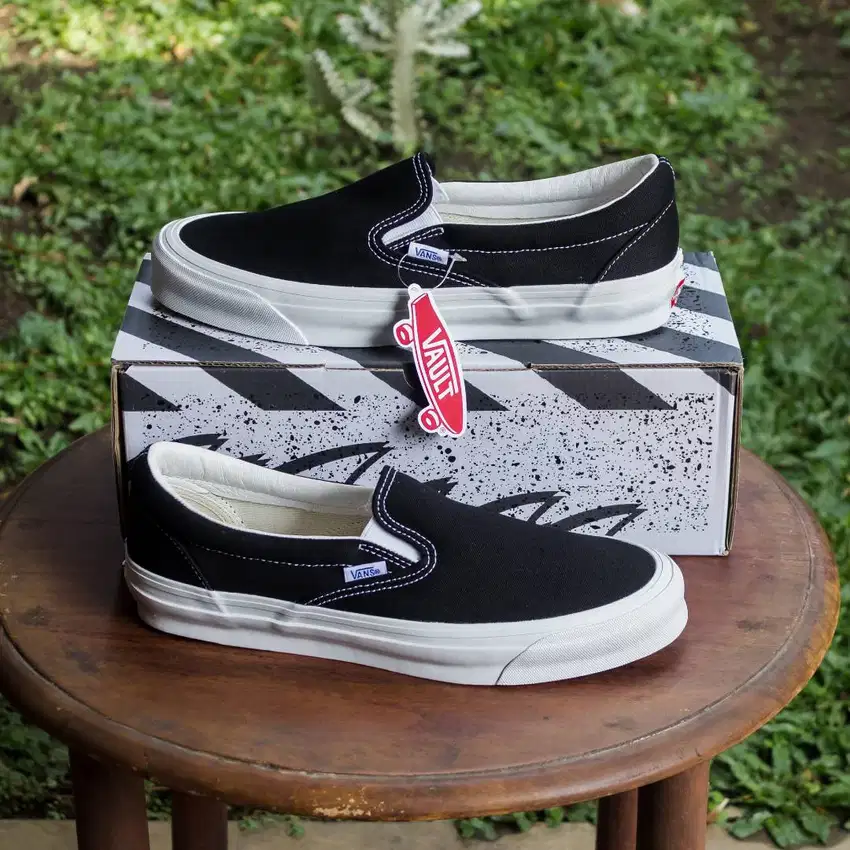 Sepatu Sneakers Pria Vans Vault Slip On OG LX Black White Original