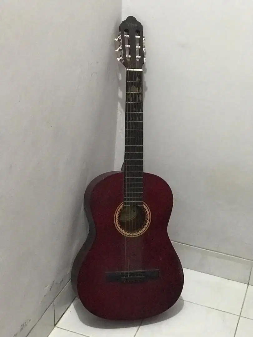 Gitar Valencia merah maroon.