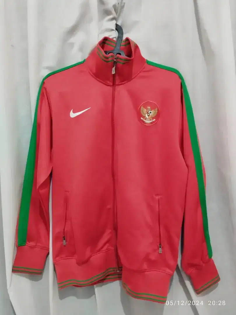 Jaket Warna Merah