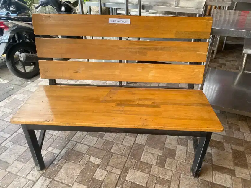 Kursi kayu ranga besi untuk 2 orang. P: 120 cm, L : 40 cm, T : 50 cm