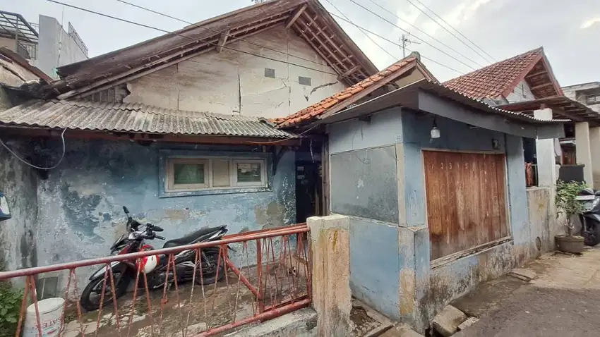 Rumah sederhana 2 lantai plus warung  Gg.Setapak wil. strategis Jaksel