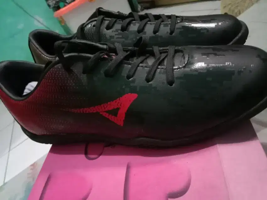 Sepatu bola bekas baru beberapa hari