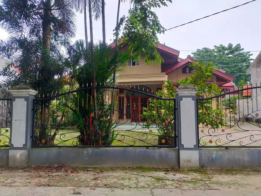 Dijual Rumah + 2 rumah kontrakan (belakang kantor depag)