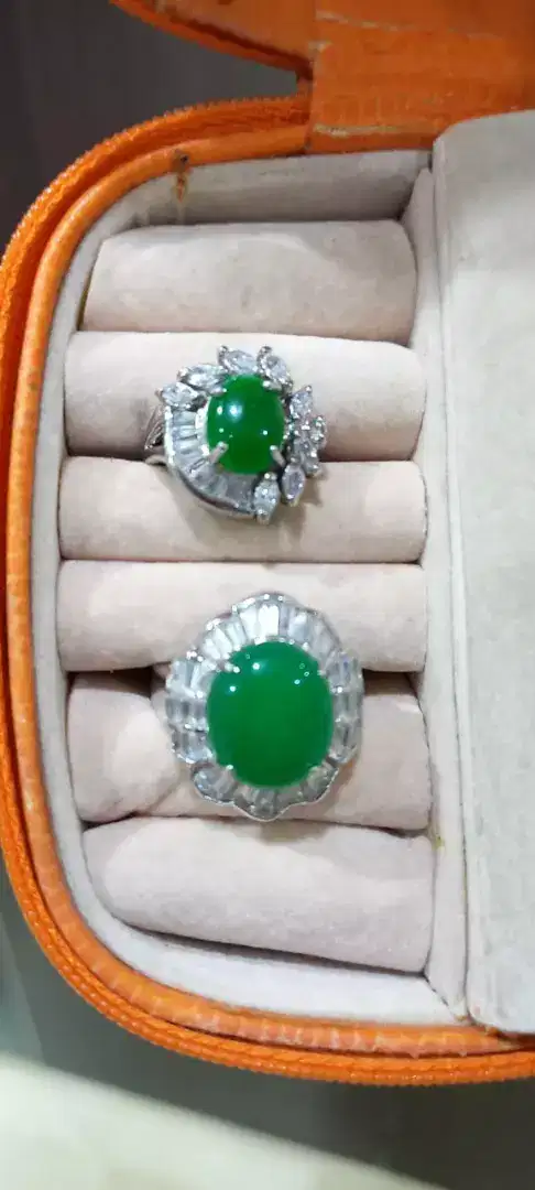 Sepasang cincin Giok dan batu permata