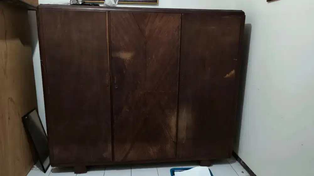 Lemari antik jati