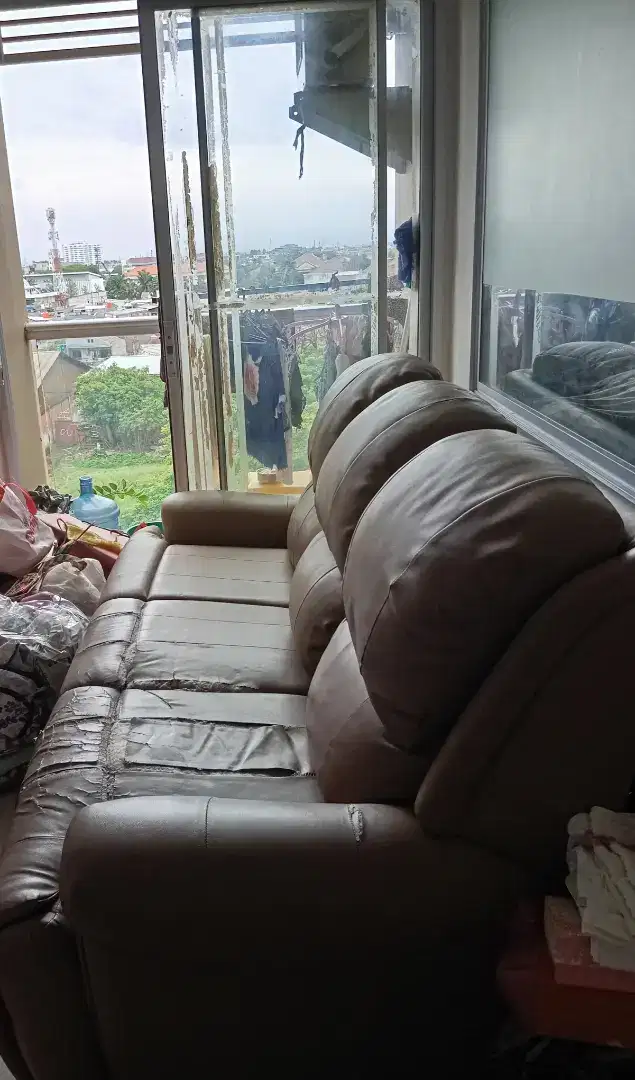 Sofa kulit besar 3 tempat duduk