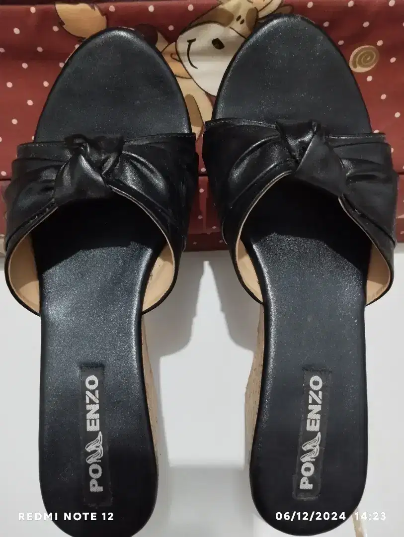 Selop wedges hitam